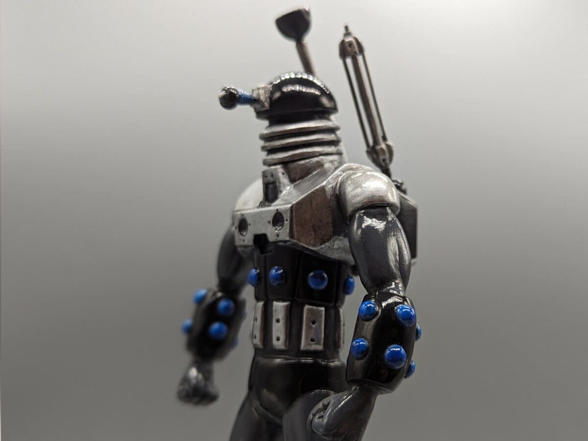 whovian-sentinel-dalek-inspired-robot-statue-sculpture-05
